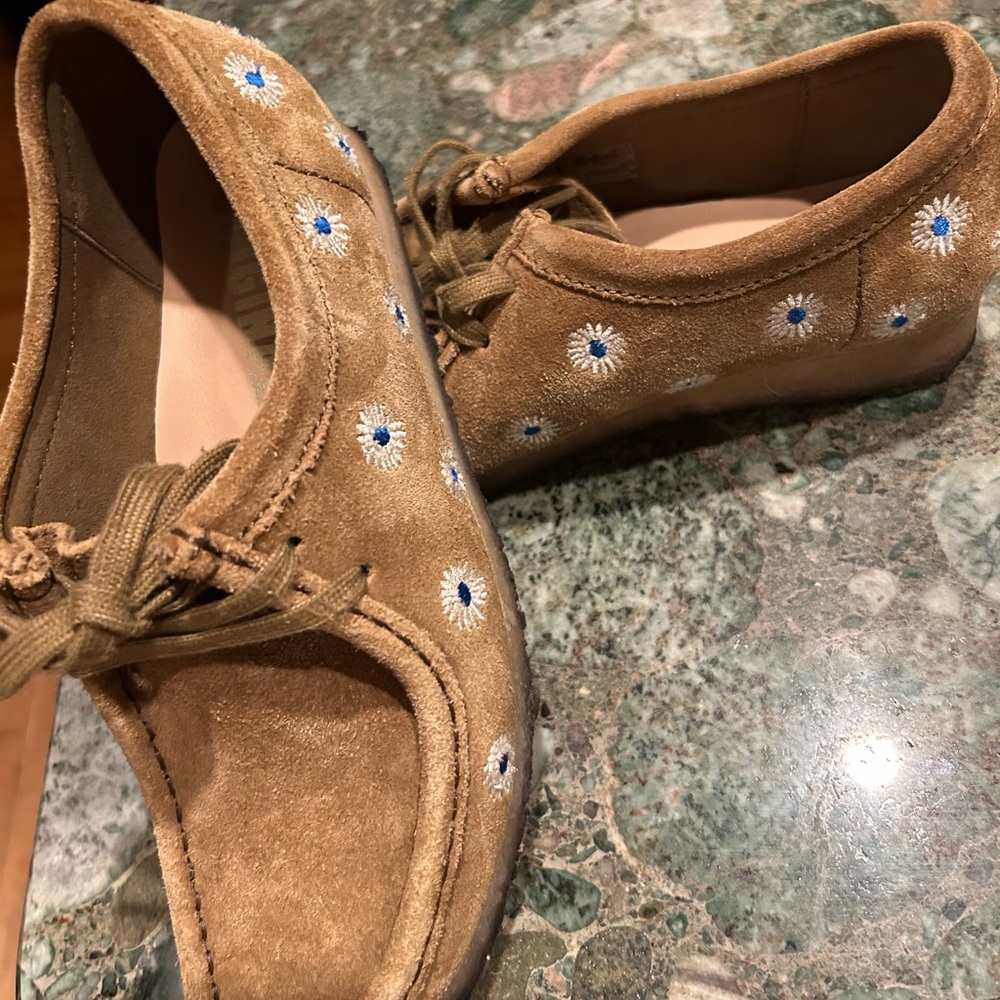 Clark’s Originals Wallabee Embroidered Daisies Size 7